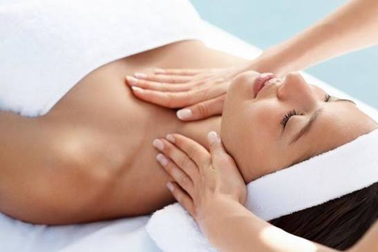 Gesicht & Dekolleté-Massage
